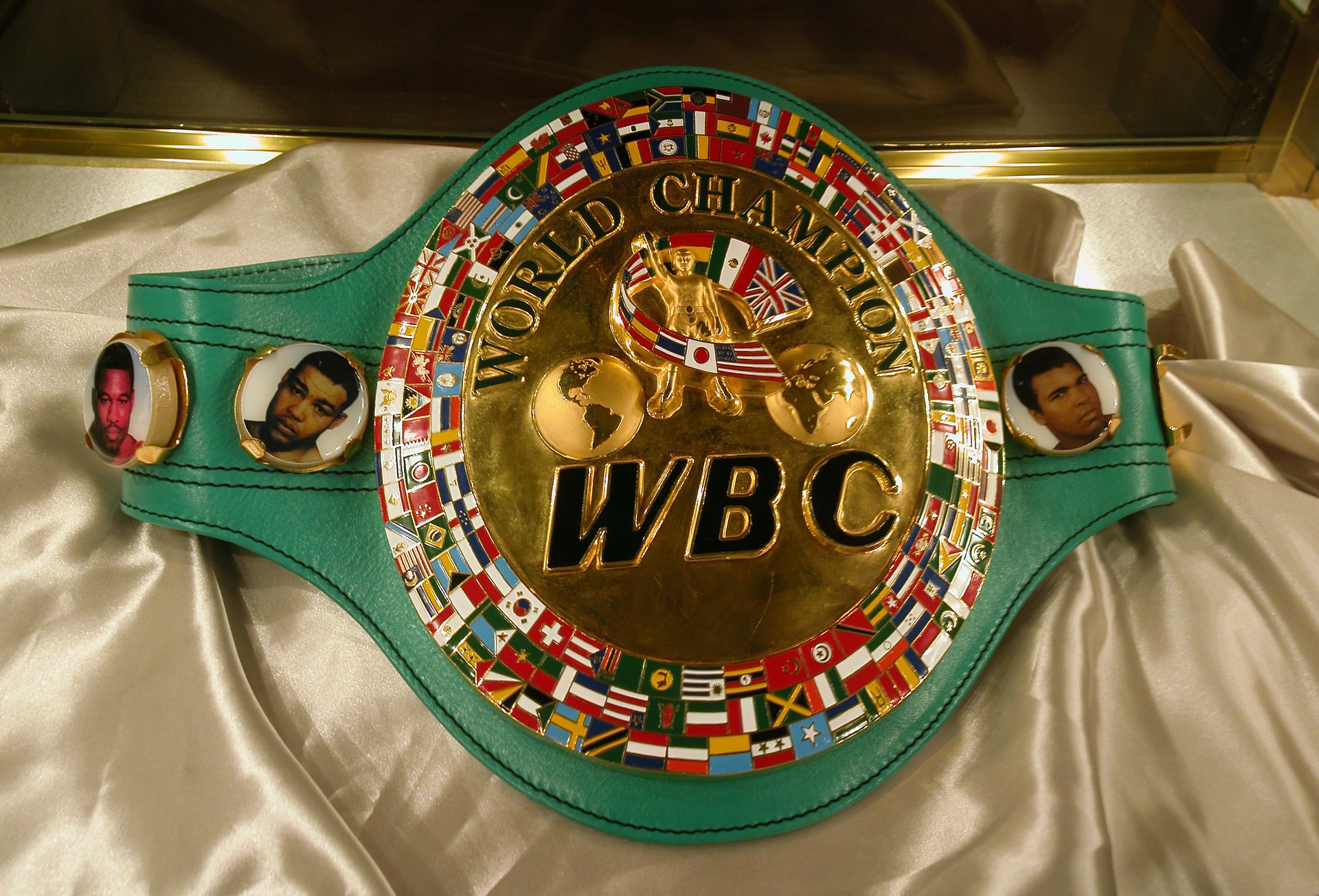 WBA, IBF, WBO Pourquoi la boxe anglaise possède-t-elle autant de  fédérations internationales ? - Edition du soir Ouest-France - 10/03/2023